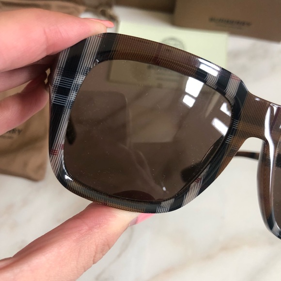 🔥NEW BURBERRY SUNGLASSES 🔥 - Picture 8 of 13